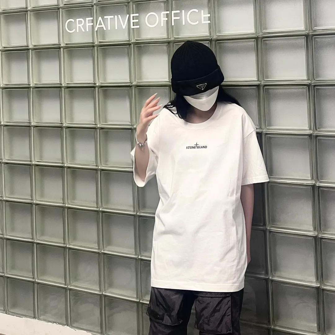 W620#P110💰 [Stone lsland/Stone Island summer new short-sleeved T-shirt with ruins compass print on the back] ⚠️[Original creation with high control of details] - Made of 260g combed cotton 32-count double yarn, soft and comfortable to the touch, sweat-absorbent and breathable. - Simple basic and versatile style, original single quality, the first choice for couples. - Made in a large factory, four needles and five threads on the shoulder, neat alignment, high quality workmanship. - Same style for men and women. Very versatile, one piece for everyone, details are clearly visible. Color: Black White Size: M L